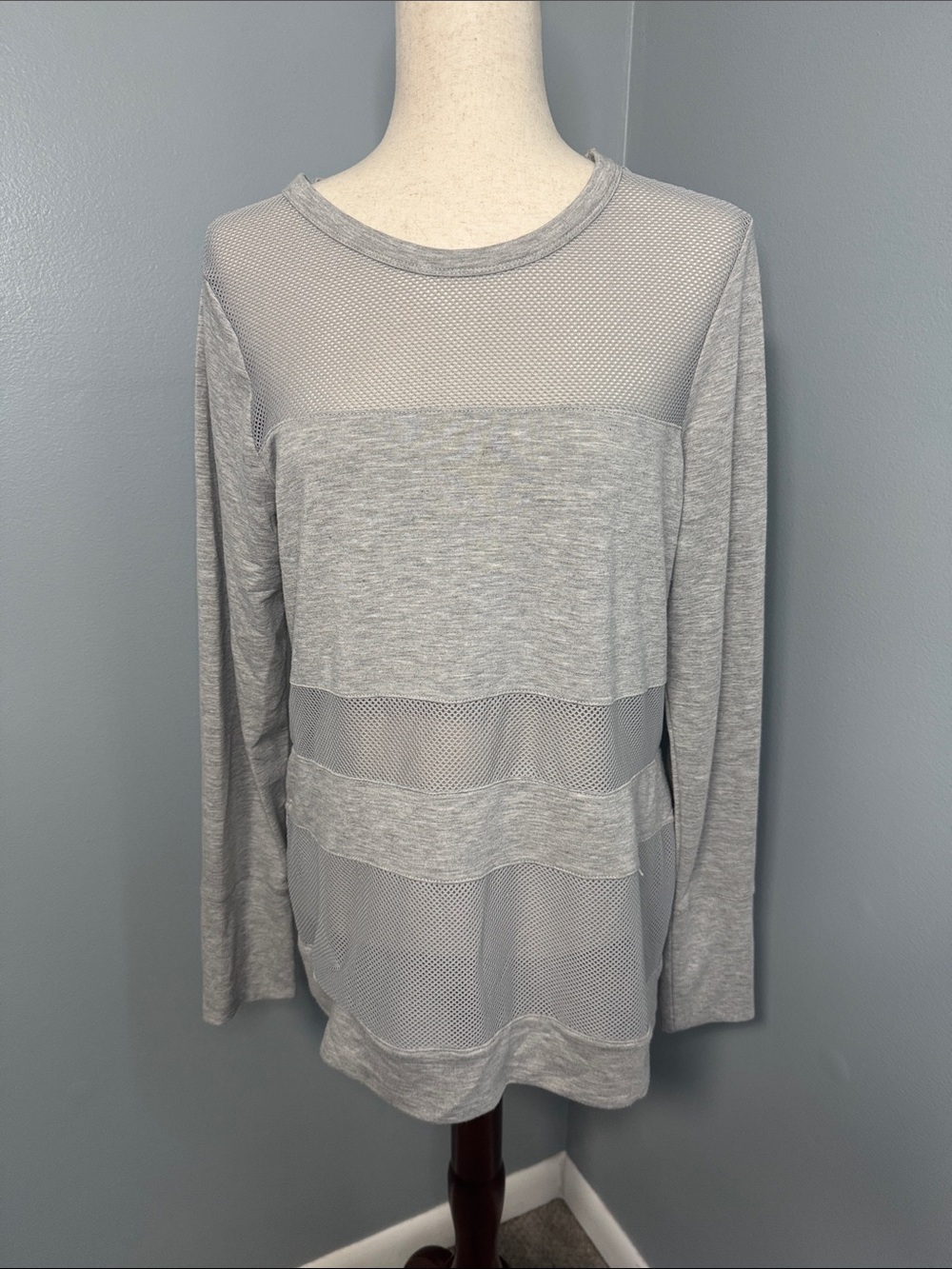 Yogalicious Women’s Gray Mesh Long Sleeve Top Sz L